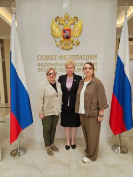 В Палате регионов провела встречу с президентом «Луганского землячества» в Москве Анастасией Колякиной и первым вице-президентом Анной Рогачевой