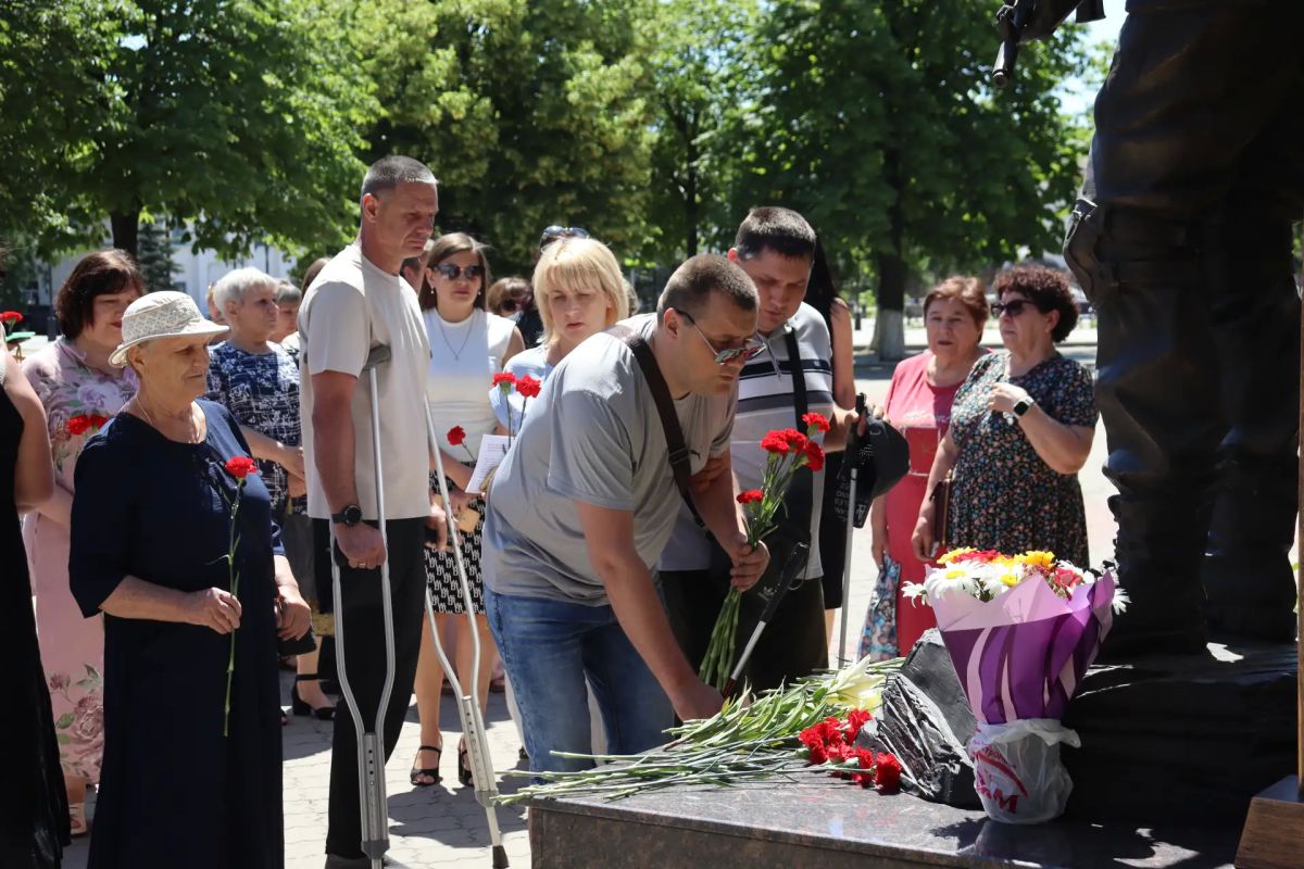 На мемориальном комплексе «Вечный огонь» прошло торжественное возложение цветов, приуроченное ко Дню ветеранов боевых действий На мемориальном комплексе «Вечный огонь» прошло торжественное возложение цветов, приуроченное ко Дню ветеранов боевых действий