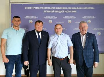 Виктор Водолацкий: Сегодня провел рабочее совещание в Министерстве строительства и жилищно-коммунального хозяйства ЛНР