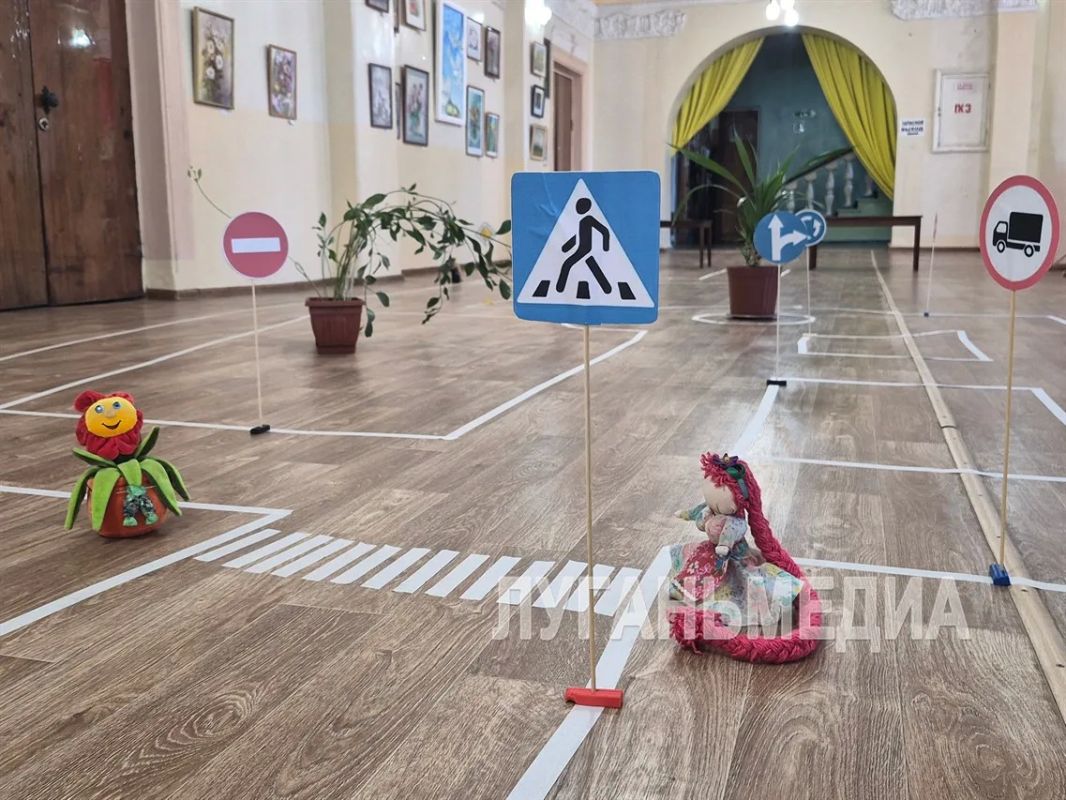 В Кировске прошла квест-игра по правилам дорожного движения В Кировске прошла квест-игра по правилам дорожного движения