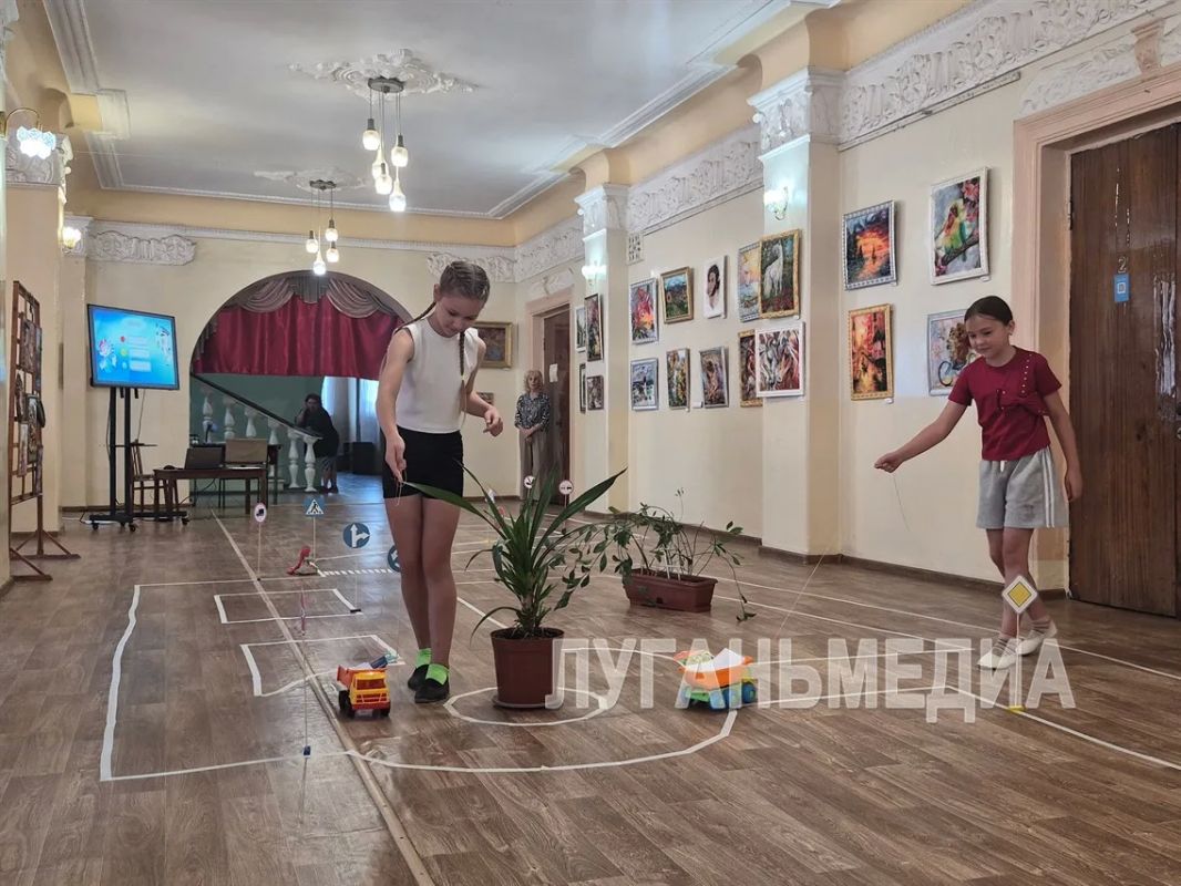 В Кировске прошла квест-игра по правилам дорожного движения В Кировске прошла квест-игра по правилам дорожного движения