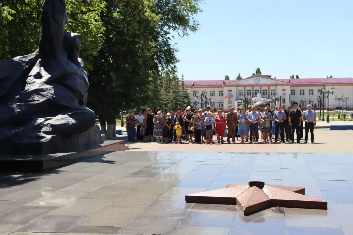 На мемориальном комплексе «Вечный огонь» прошло торжественное возложение цветов, приуроченное ко Дню ветеранов боевых действий