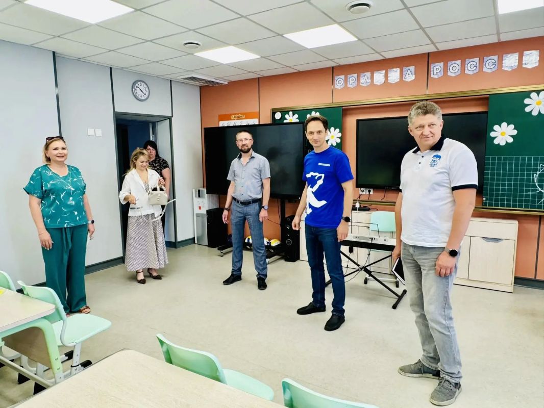 Представители депутатского корпуса, системы образования и общественных организаций посетили пришкольный лагерь, действующий на базе школы №60 города Луганска, с целью оценки условий отдыха, безопасности и организации досуга... Представители депутатского корпуса, системы образования и общественных организаций посетили пришкольный лагерь, действующий на базе школы №60 города Луганска, с целью оценки условий отдыха, безопасности и организации досуга...