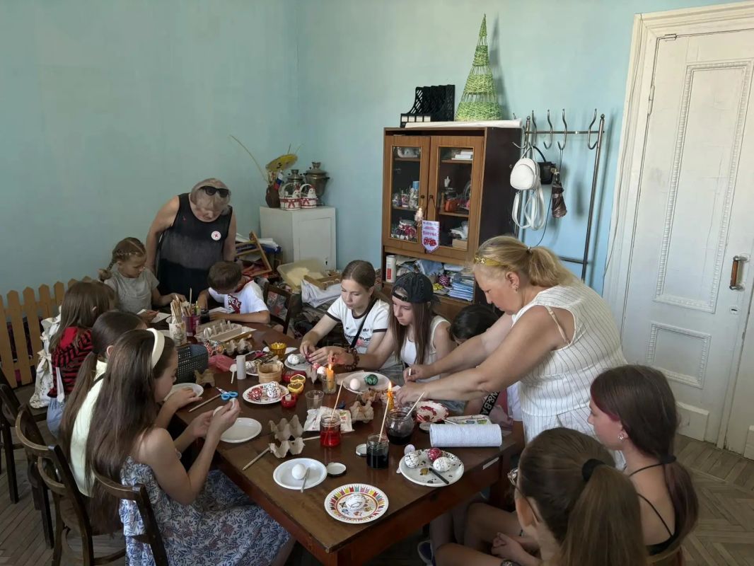 В Краснодонском Дворце культуры им. «Молодой гвардии» прошёл увлекательный мастер-класс для детей по декоративно-прикладному искусству В Краснодонском Дворце культуры им. «Молодой гвардии» прошёл увлекательный мастер-класс для детей по декоративно-прикладному искусству