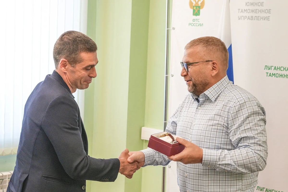 Валерий Пикалёв посетил с рабочим визитом Луганскую таможню Валерий Пикалёв посетил с рабочим визитом Луганскую таможню