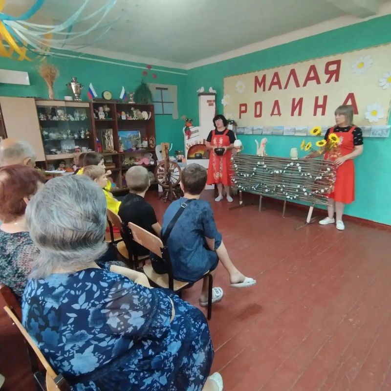В рамках партийного проекта "Культура малой Родины" в филиале «Клуб пгт Вергулевка» прошел вечер воспоминаний «Мой отчий край ни в чем не повторим» В рамках партийного проекта "Культура малой Родины" в филиале «Клуб пгт Вергулевка» прошел вечер воспоминаний «Мой отчий край ни в чем не повторим»