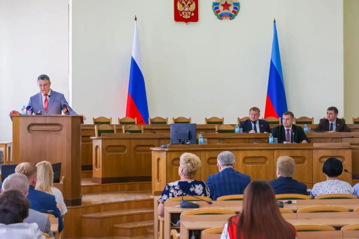 Леонид Пасечник представил отчет Народному Совету ЛНР Леонид Пасечник представил отчет Народному Совету ЛНР