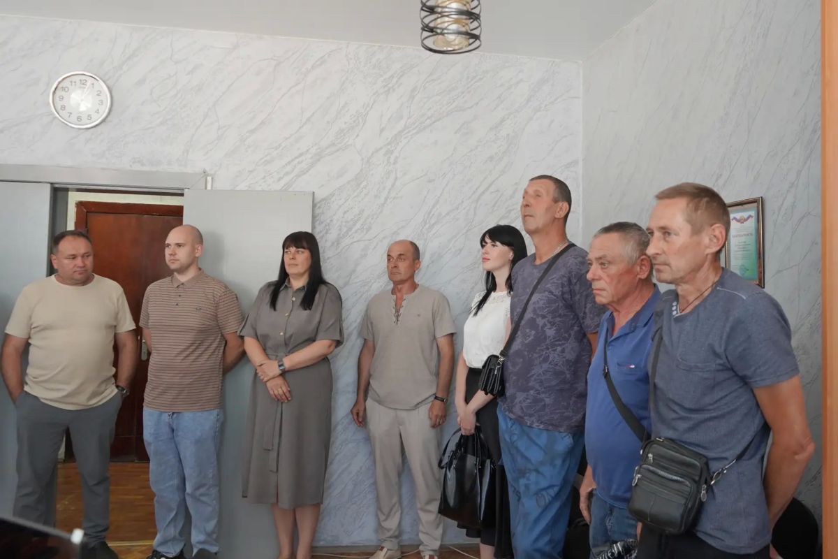 Игорь Ковальчук: Вместе с рабочими муниципального предприятия «Благоустройство» и депутатом Народного Совета ЛНР Иваном Санаевым поговорили о самых острых вопросах в сфере ЖКХ и о возможностях их решения Игорь Ковальчук: Вместе с рабочими муниципального предприятия «Благоустройство» и депутатом Народного Совета ЛНР Иваном Санаевым поговорили о самых острых вопросах в сфере ЖКХ и о возможностях их решения
