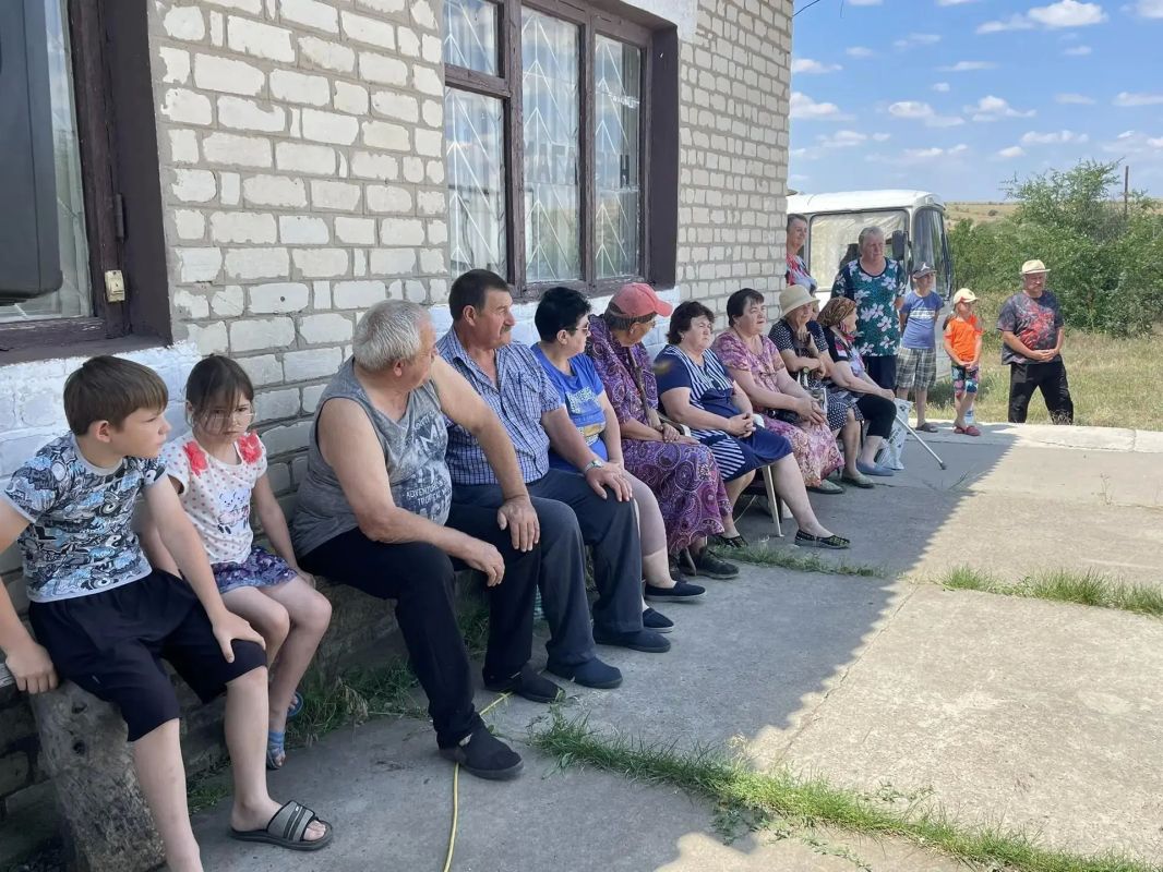 Краснодонские артисты порадовали жителей Нижнедеревечки песнями о Родине Краснодонские артисты порадовали жителей Нижнедеревечки песнями о Родине