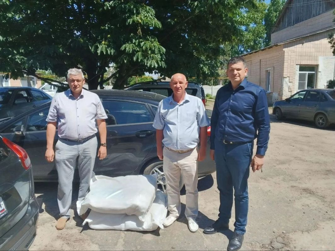 Олег Коваль: Дорогие друзья!. С радостью хочу поделиться с Вами важным событием! В рамках партийного поручения ВПП "Единая Россия" я передал комплекты постельного белья для Старобельской больницы