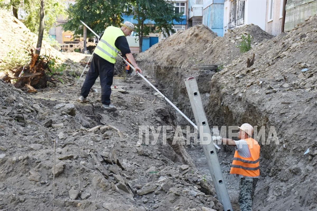 В Брянке единороссы проинспектировали ход работ по замене магистрального канализационного коллектора в микрорайоне Молодежный