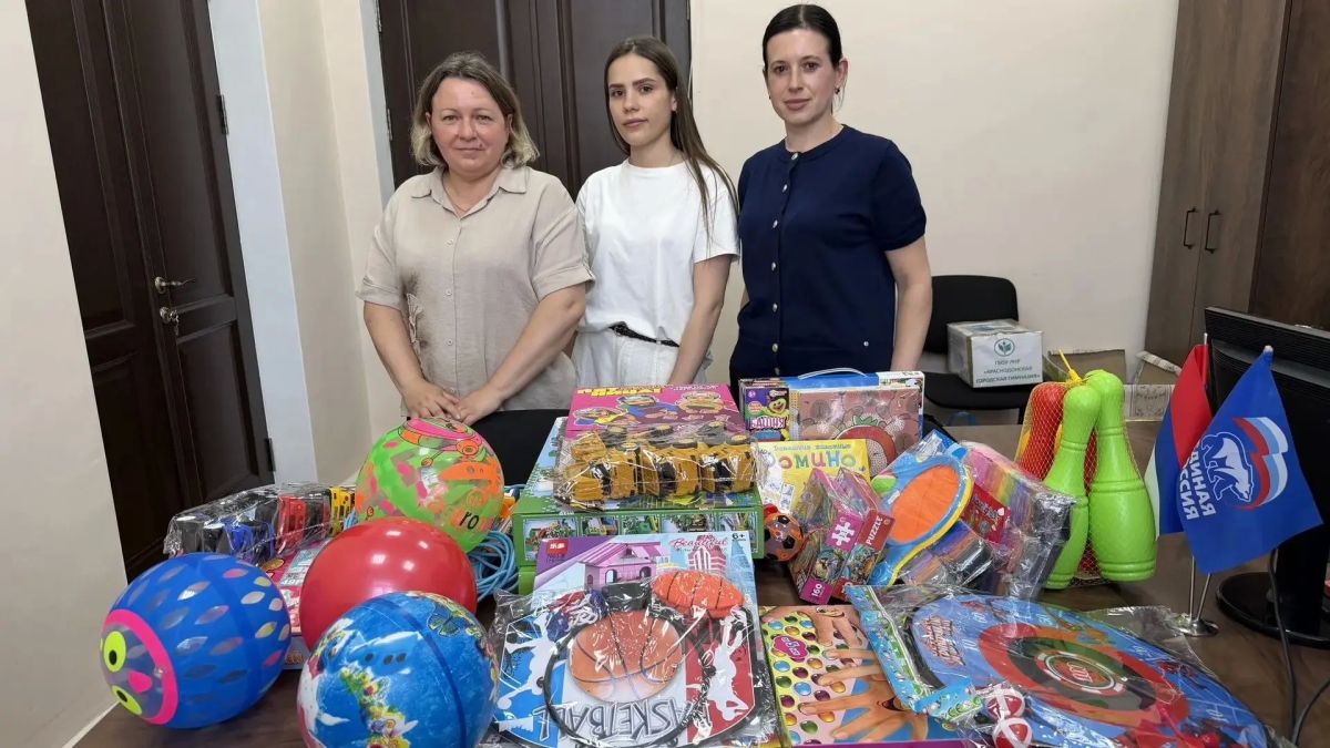 Представители Краснодонского городского суда присоединились к участию в ежегодной Всероссийской акции «Коробка храбрости»