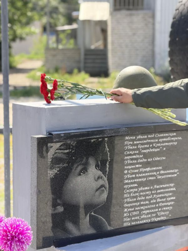 Ринат Садыков возложил цветы к мемориалу освободителям Лисичанска Ринат Садыков возложил цветы к мемориалу освободителям Лисичанска