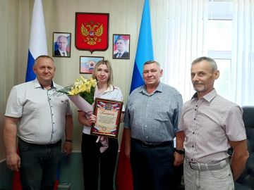 Партийный проект «Безопасные дороги»: депутаты поздравили инспектора ГИБДД с профессиональным праздником