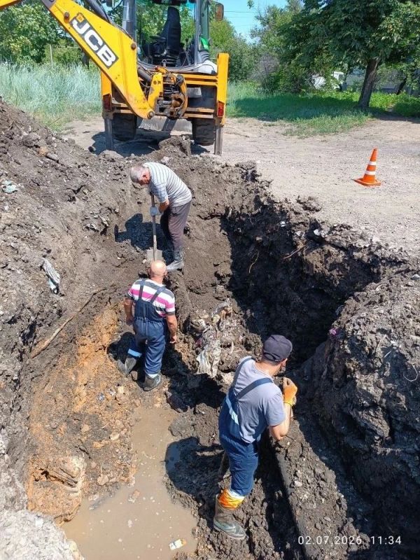В Красном Луче ежедневно устраняют аварии на водопроводных сетях В Красном Луче ежедневно устраняют аварии на водопроводных сетях