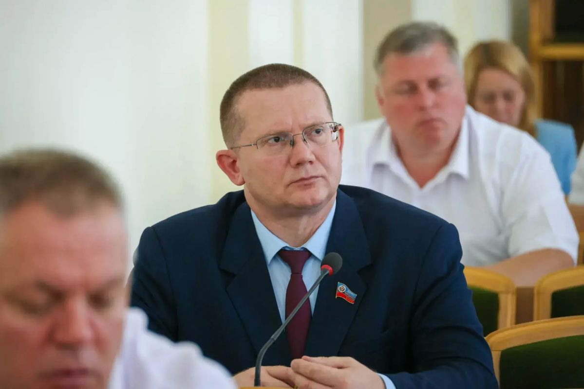 Леонид Пасечник представил отчет Народному Совету ЛНР Леонид Пасечник представил отчет Народному Совету ЛНР