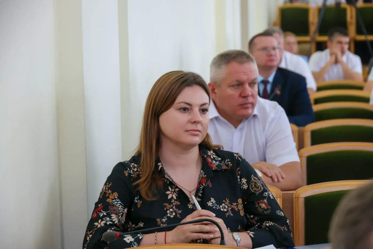 Леонид Пасечник представил отчет Народному Совету ЛНР Леонид Пасечник представил отчет Народному Совету ЛНР