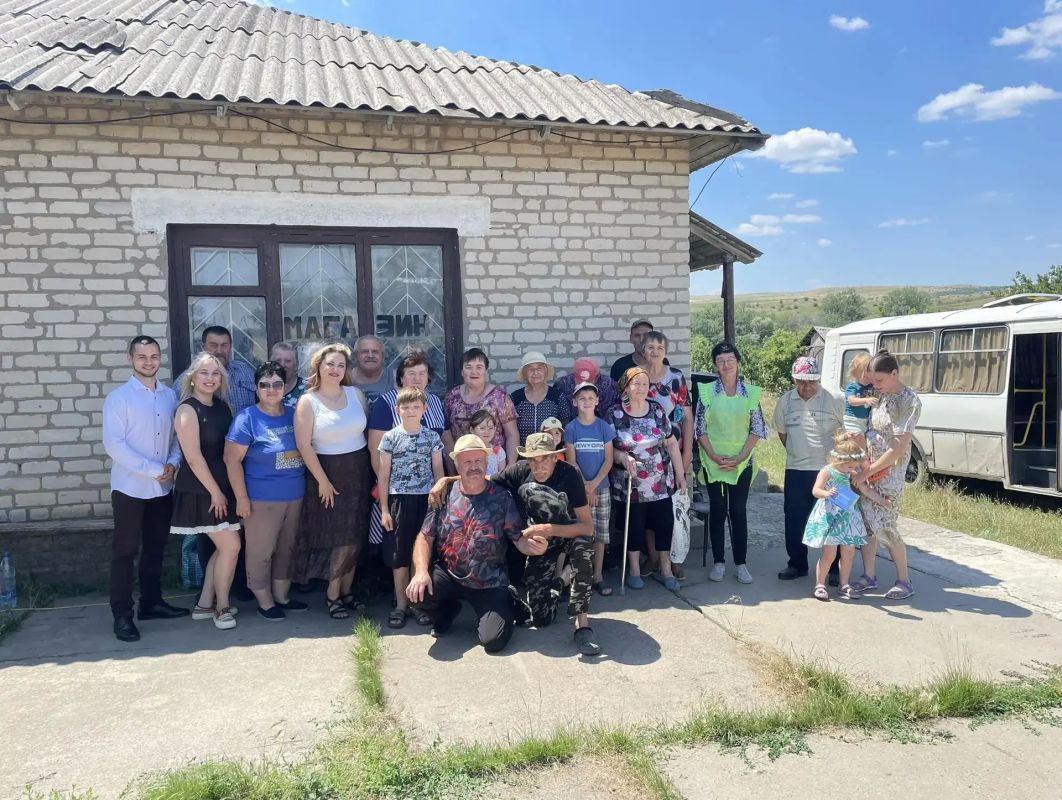 Краснодонские артисты порадовали жителей Нижнедеревечки песнями о Родине Краснодонские артисты порадовали жителей Нижнедеревечки песнями о Родине
