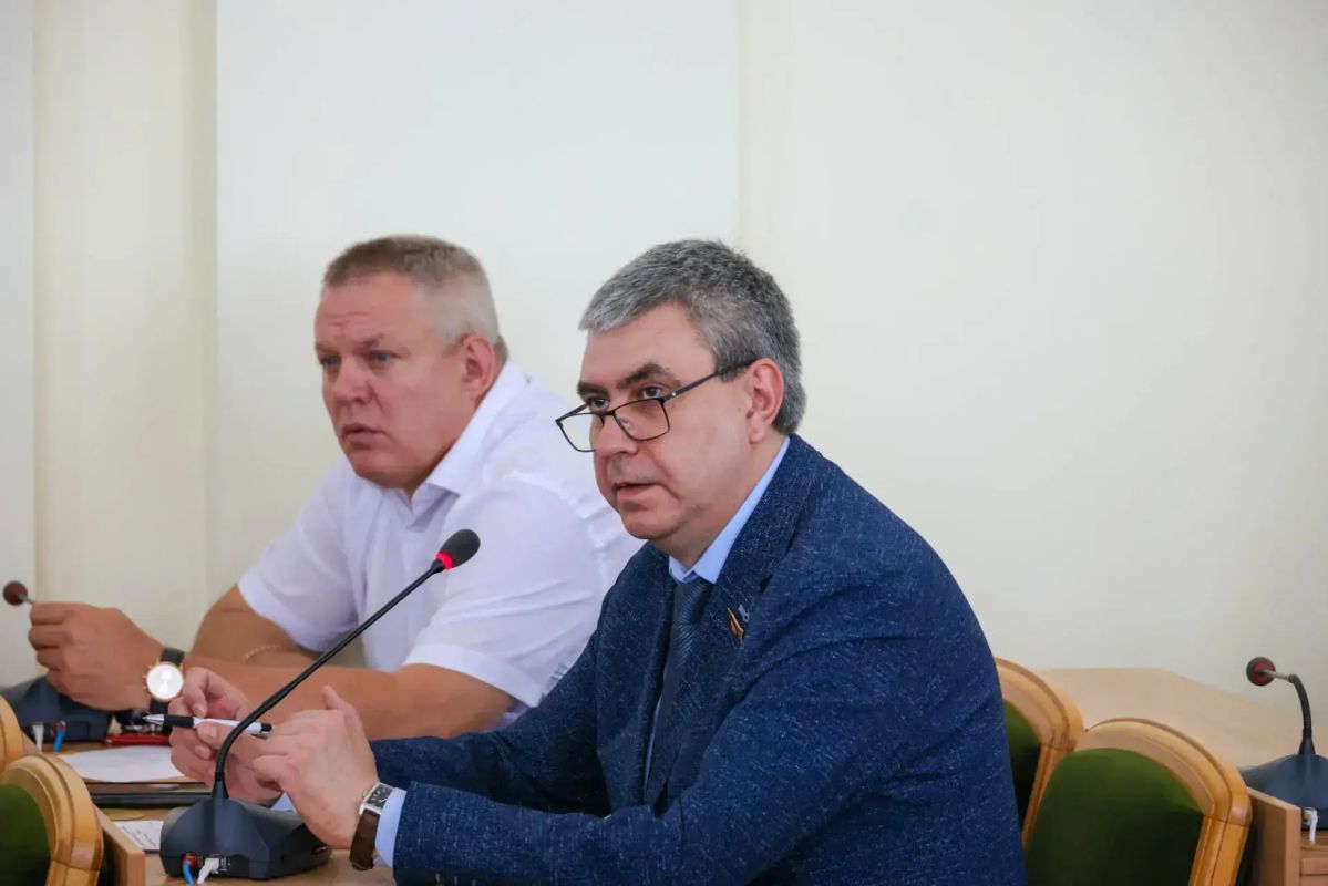 Леонид Пасечник представил отчет Народному Совету ЛНР Леонид Пасечник представил отчет Народному Совету ЛНР