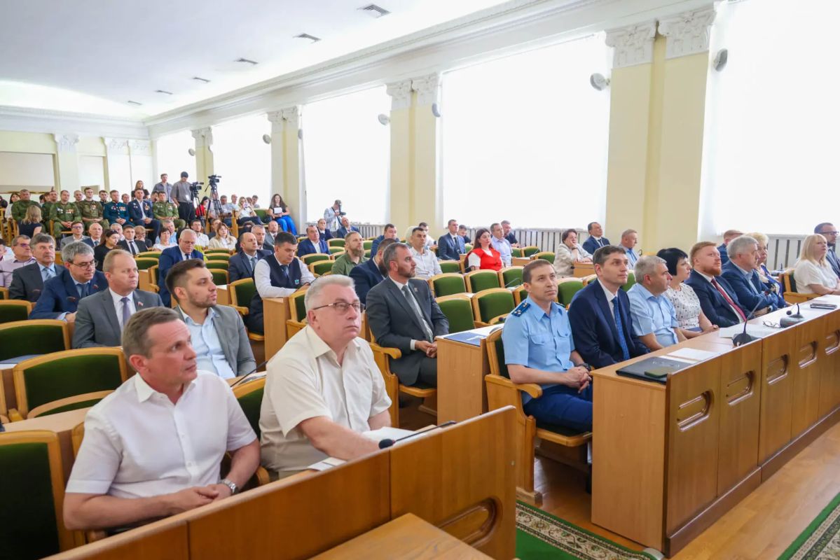 Леонид Пасечник представил отчет Народному Совету ЛНР Леонид Пасечник представил отчет Народному Совету ЛНР