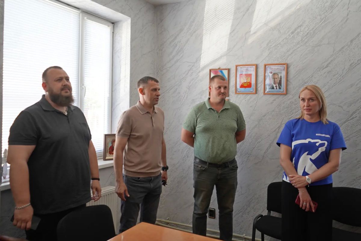 Игорь Ковальчук: Вместе с рабочими муниципального предприятия «Благоустройство» и депутатом Народного Совета ЛНР Иваном Санаевым поговорили о самых острых вопросах в сфере ЖКХ и о возможностях их решения