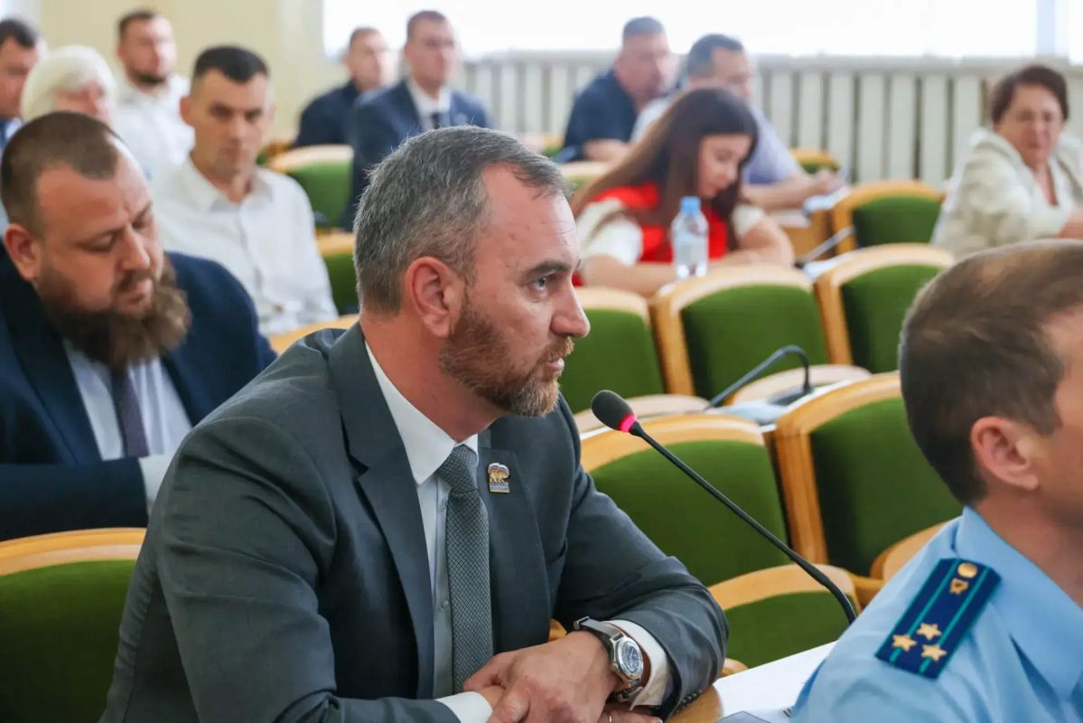 Леонид Пасечник представил отчет Народному Совету ЛНР Леонид Пасечник представил отчет Народному Совету ЛНР