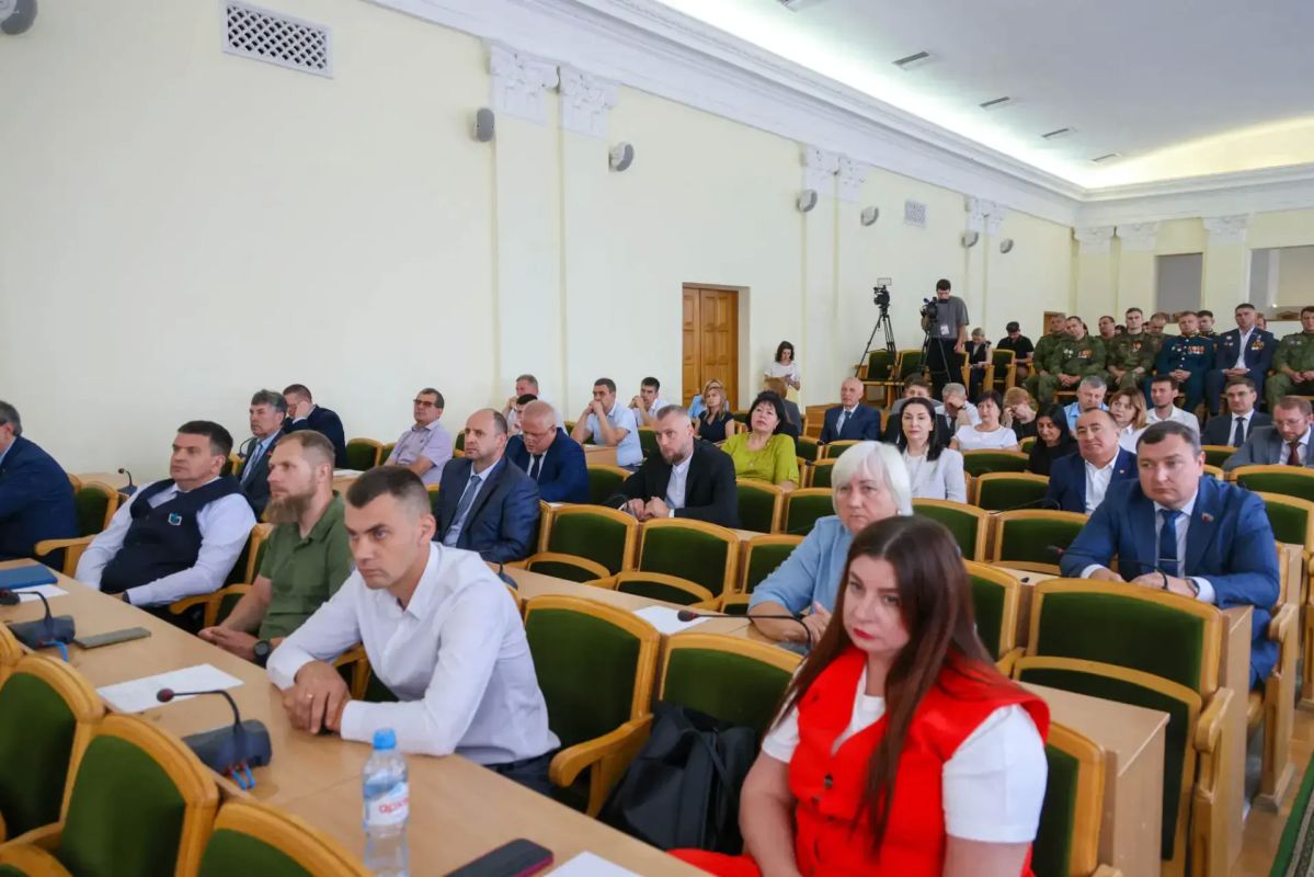 Леонид Пасечник представил отчет Народному Совету ЛНР Леонид Пасечник представил отчет Народному Совету ЛНР