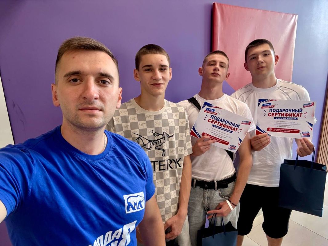 Сегодня вручил парням, победившим в нашем розыгрыше на Дне Молодёжи, подарки: удобные подушки для путешествий и обложки на паспорт с гербом РФ