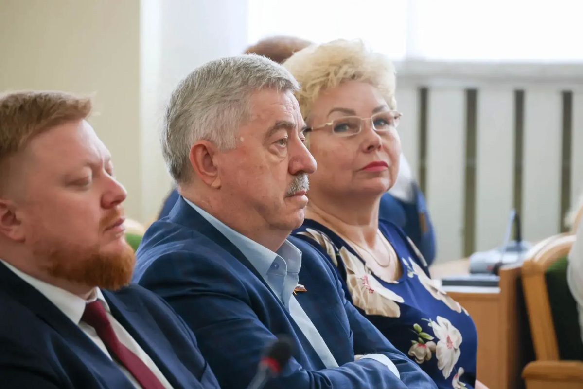 Леонид Пасечник представил отчет Народному Совету ЛНР Леонид Пасечник представил отчет Народному Совету ЛНР