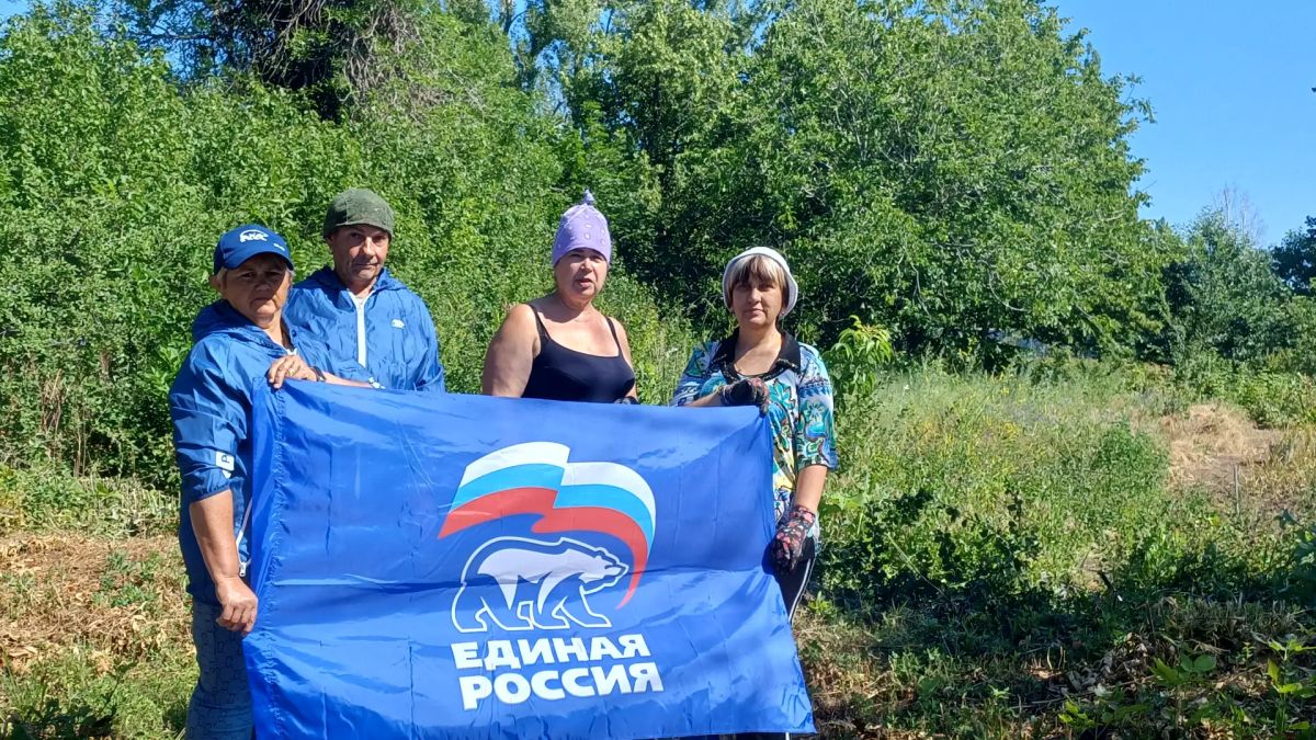 В пгт Дубовский прошёл субботник, организованный в рамках партийного проекта «Добрые дела»