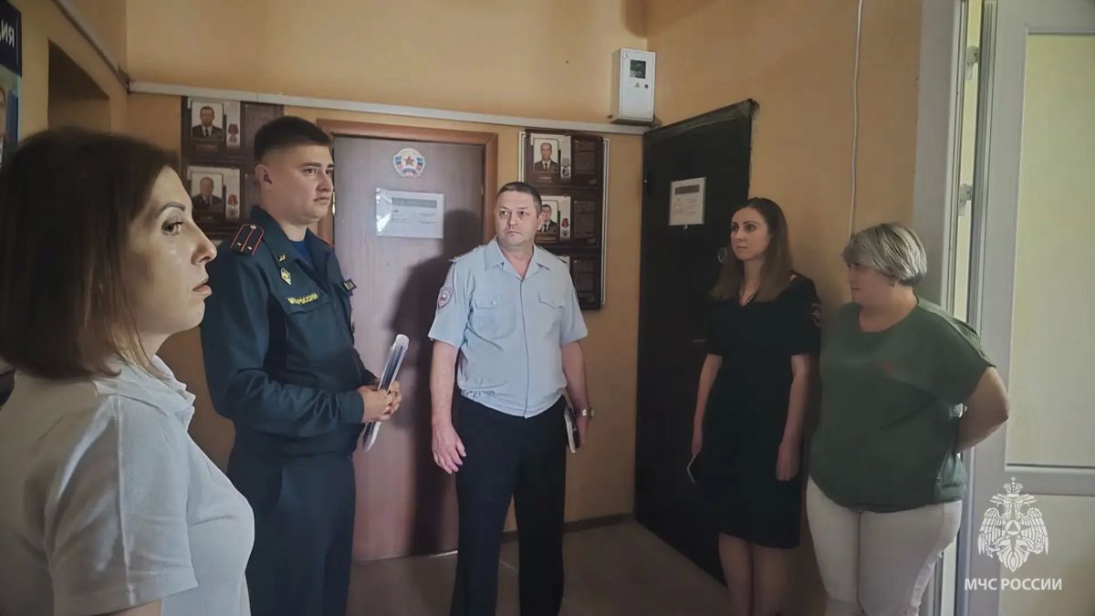 Сотрудники МЧС России в Станице Луганской провели тренировочную эвакуацию для полицейских Сотрудники МЧС России в Станице Луганской провели тренировочную эвакуацию для полицейских