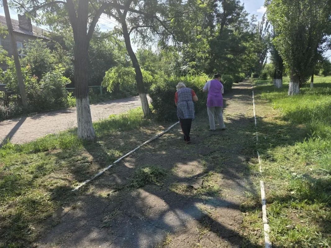 На территории отдела по обеспечению жизнедеятельности пгт Комиссаровка продолжаются еженедельные субботники «Чистый четверг» На территории отдела по обеспечению жизнедеятельности пгт Комиссаровка продолжаются еженедельные субботники «Чистый четверг»