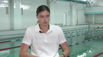 г. КИРОВСК. СЕКУНДЫ, КОТОРЫЕ СТАНОВЯТСЯ ПОБЕДАМИ Юная пловчиха София Ямпольская из Кировска уверенно движется к большим победам: ученица училища олимпийского резерва, многократная медалистка, она и сегодня отстаивает честь...