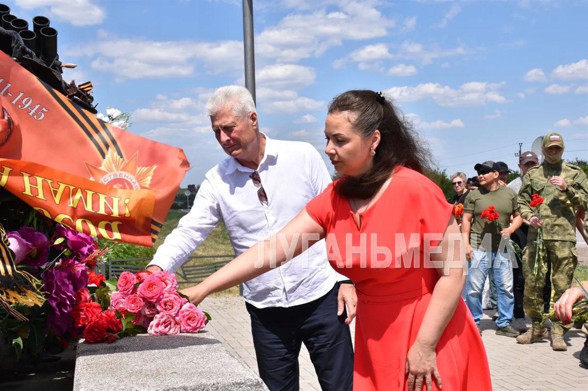 В Хрящеватом возложили цветы к памятнику танкистам В Хрящеватом возложили цветы к памятнику танкистам