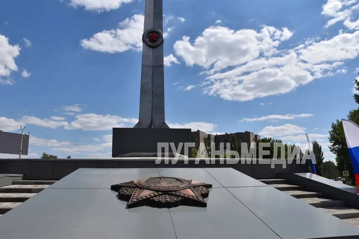 Восстановленный обелиск Победы открыли в Алчевске Восстановленный обелиск Победы открыли в Алчевске