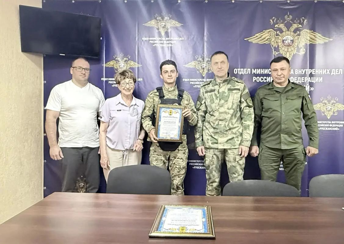 Председатель Совета города Рубежное Нелли Задирака вместе с членом Молодёжного парламента при Народном Совете Луганской Народной Республики Сергеем Тютюнником вручили благодарственные письма от врип главы городского округа... Председатель Совета города Рубежное Нелли Задирака вместе с членом Молодёжного парламента при Народном Совете Луганской Народной Республики Сергеем Тютюнником вручили благодарственные письма от врип главы городского округа...