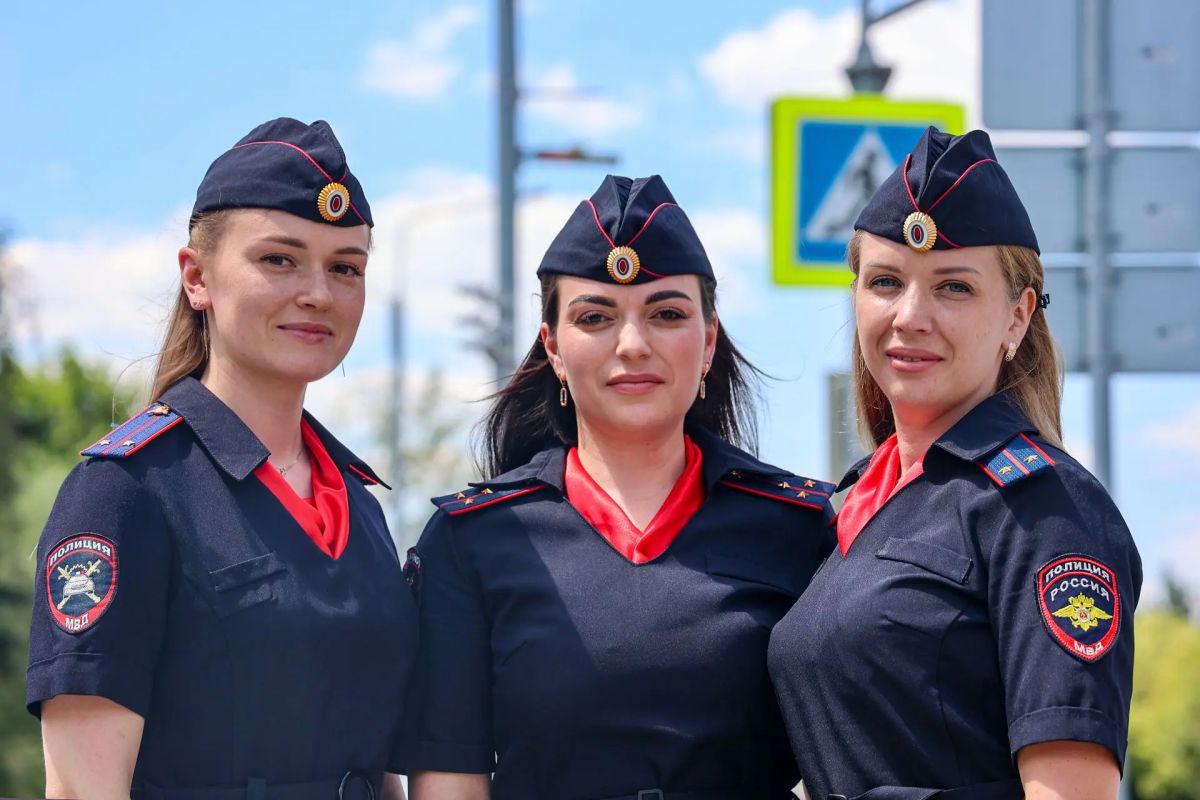 Сотрудники Госавтоинспекции провели тематическую акцию для водителей в честь празднования юбилея службы Сотрудники Госавтоинспекции провели тематическую акцию для водителей в честь празднования юбилея службы