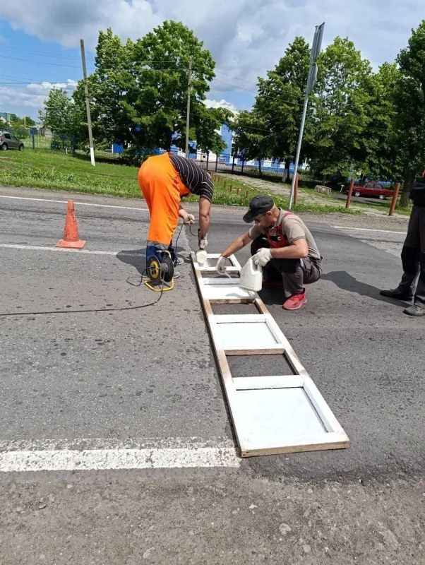 На участке автомобильной дороги 43 ОП РЗ 43К16 «Ровеньки — Антрацит», примыкающей к учебновоспитательному комплексу имени Олега Кошевого, пгт Пролетарский выполняются работы по обустройству пешеходного перехода На участке автомобильной дороги 43 ОП РЗ 43К16 «Ровеньки — Антрацит», примыкающей к учебновоспитательному комплексу имени Олега Кошевого, пгт Пролетарский выполняются работы по обустройству пешеходного перехода