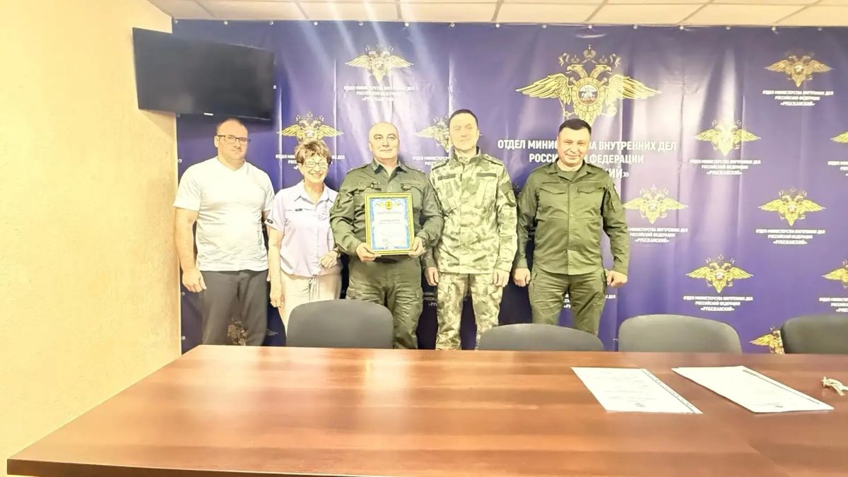 Председатель Совета города Рубежное Нелли Задирака вместе с членом Молодёжного парламента при Народном Совете Луганской Народной Республики Сергеем Тютюнником вручили благодарственные письма от врип главы городского округа... Председатель Совета города Рубежное Нелли Задирака вместе с членом Молодёжного парламента при Народном Совете Луганской Народной Республики Сергеем Тютюнником вручили благодарственные письма от врип главы городского округа...