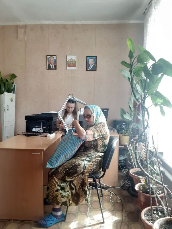 Сегодня на территории Великочерниговского отдела жизнеобеспечения в с.Великая Черниговка специалистами ГБУ ЛНР «МФЦ» был проведён выездной приём граждан Сегодня на территории Великочерниговского отдела жизнеобеспечения в с.Великая Черниговка специалистами ГБУ ЛНР «МФЦ» был проведён выездной приём граждан