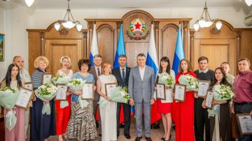 Глава ЛНР Леонид Пасечник наградил лауреата и участников всероссийской муниципальной премии «Служение»