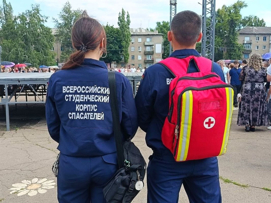 Добровольцы ССО «Молодогвардеец» ЛугРО ВСКС, студенты Краснодонского факультета инженерии и менеджмента (филиал) ЛГУ им. В. Даля, совместно с сотрудниками Отдела Министерства внутренних дел Российской Федерации... Добровольцы ССО «Молодогвардеец» ЛугРО ВСКС, студенты Краснодонского факультета инженерии и менеджмента (филиал) ЛГУ им. В. Даля, совместно с сотрудниками Отдела Министерства внутренних дел Российской Федерации...