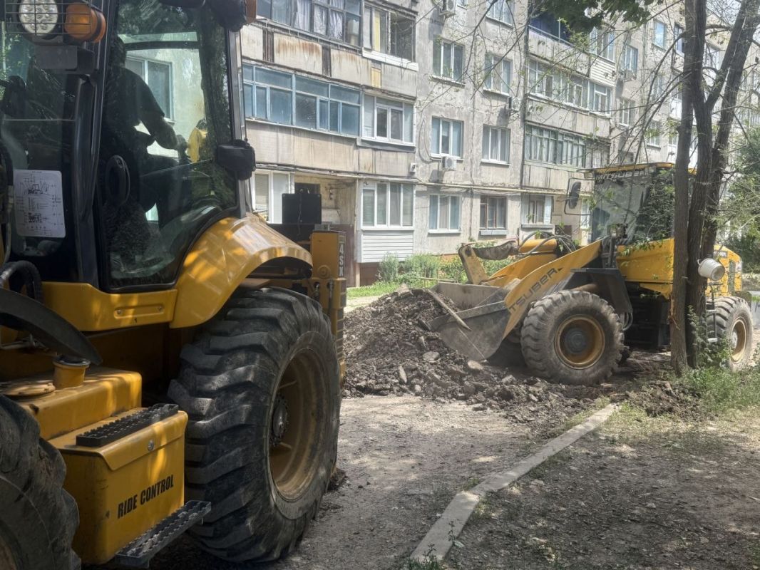 В Краснодоне продолжается комплексное благоустройство дворов на квартале Лютикова В Краснодоне продолжается комплексное благоустройство дворов на квартале Лютикова