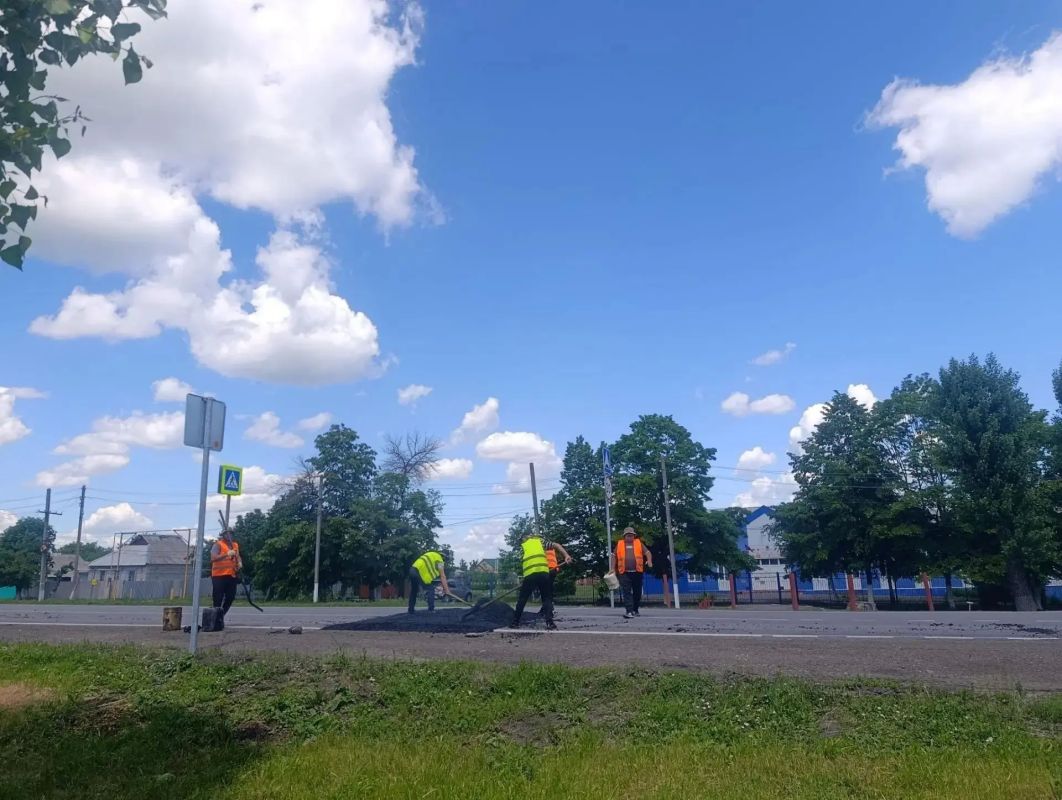 На участке автомобильной дороги 43 ОП РЗ 43К16 «Ровеньки — Антрацит», примыкающей к учебновоспитательному комплексу имени Олега Кошевого, пгт Пролетарский выполняются работы по обустройству пешеходного перехода На участке автомобильной дороги 43 ОП РЗ 43К16 «Ровеньки — Антрацит», примыкающей к учебновоспитательному комплексу имени Олега Кошевого, пгт Пролетарский выполняются работы по обустройству пешеходного перехода