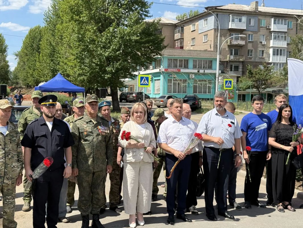 В Алчевске после реконструкции открыли Обелиск Победы В Алчевске после реконструкции открыли Обелиск Победы