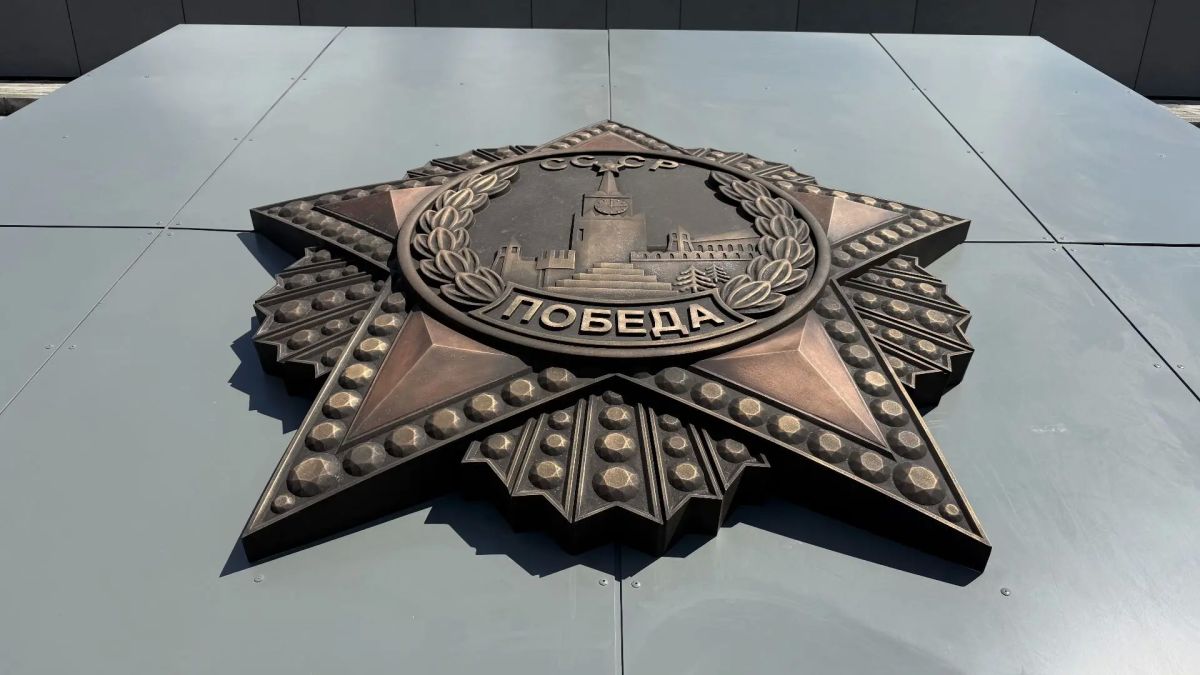В Алчевске после реконструкции открыли Обелиск Победы В Алчевске после реконструкции открыли Обелиск Победы