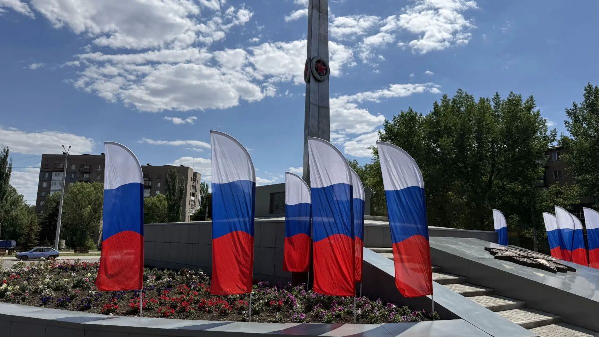 В Алчевске после реконструкции открыли Обелиск Победы В Алчевске после реконструкции открыли Обелиск Победы