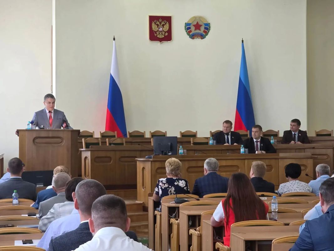 Начала региональную неделю с внеочередного заседания Народного Совета ЛНР, на котором представители законодательной и исполнительной власти, военнослужащие и журналисты заслушали отчет Главы ЛНР о результатах деятельности... Начала региональную неделю с внеочередного заседания Народного Совета ЛНР, на котором представители законодательной и исполнительной власти, военнослужащие и журналисты заслушали отчет Главы ЛНР о результатах деятельности...
