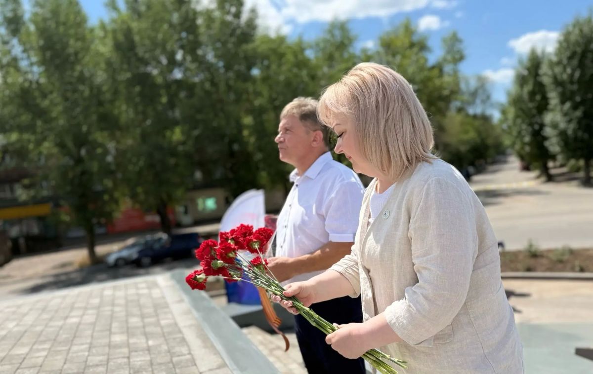 В Алчевске после реконструкции открыли Обелиск Победы В Алчевске после реконструкции открыли Обелиск Победы