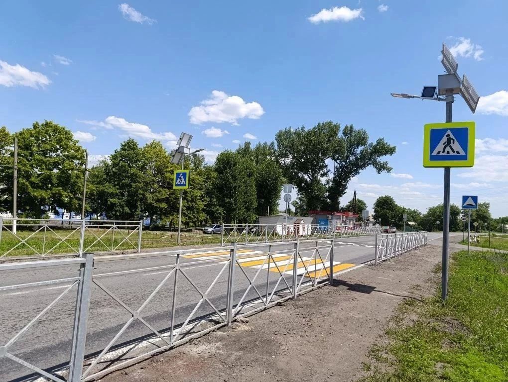 На участке автомобильной дороги 43 ОП РЗ 43К16 «Ровеньки — Антрацит», примыкающей к учебновоспитательному комплексу имени Олега Кошевого, пгт Пролетарский выполняются работы по обустройству пешеходного перехода На участке автомобильной дороги 43 ОП РЗ 43К16 «Ровеньки — Антрацит», примыкающей к учебновоспитательному комплексу имени Олега Кошевого, пгт Пролетарский выполняются работы по обустройству пешеходного перехода
